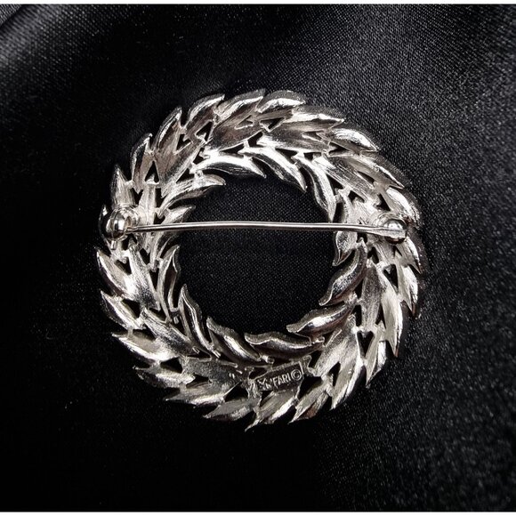Vintage 1960s TRIFARI Signed Silver-Tone Wreath-Style Brooch Pin - Picture 5 of 5